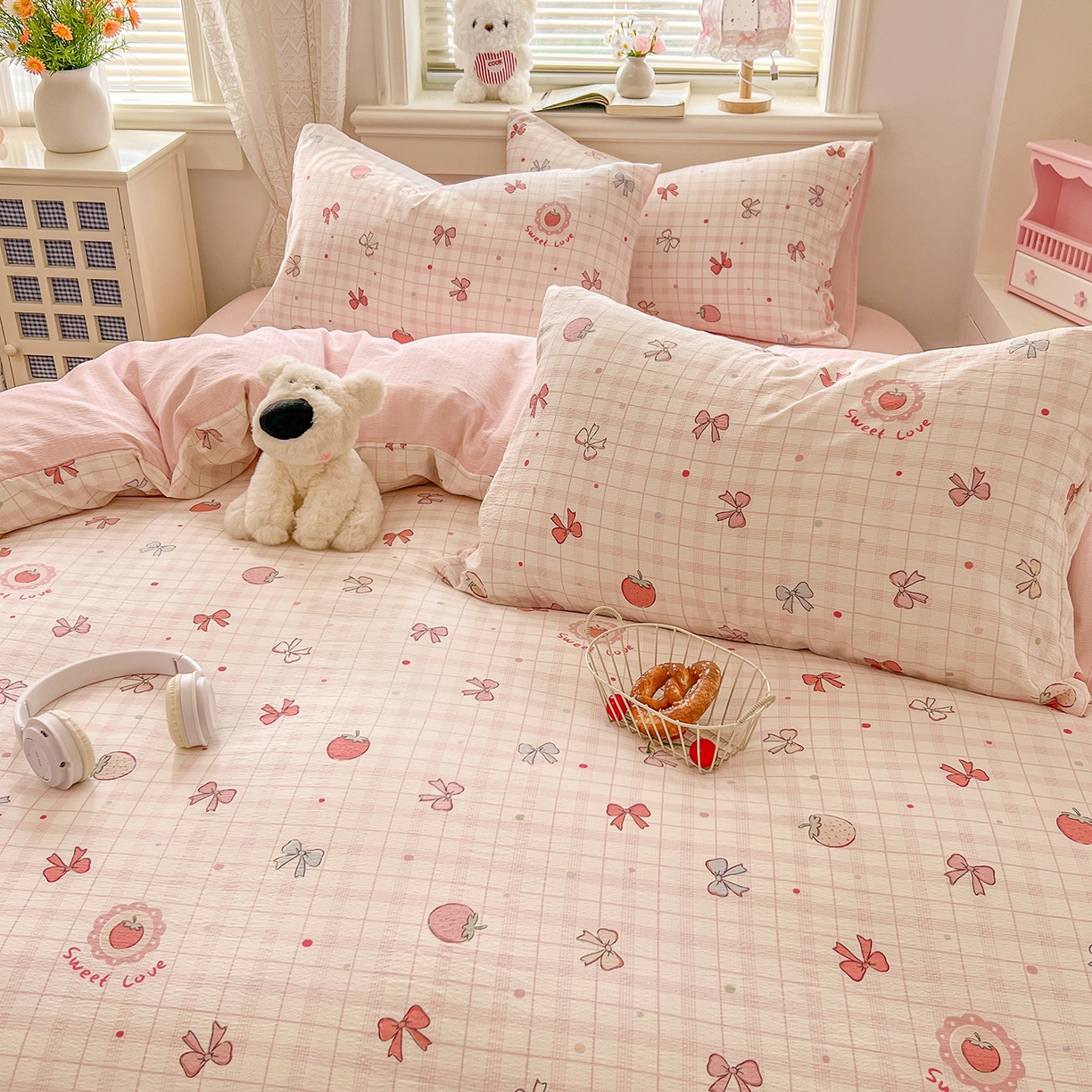 91家纺网 家纺一手货源 找家纺 金梦拉家纺 2026春夏新款云感双层纱皱皱纱系列四件套 蜜桃草莓