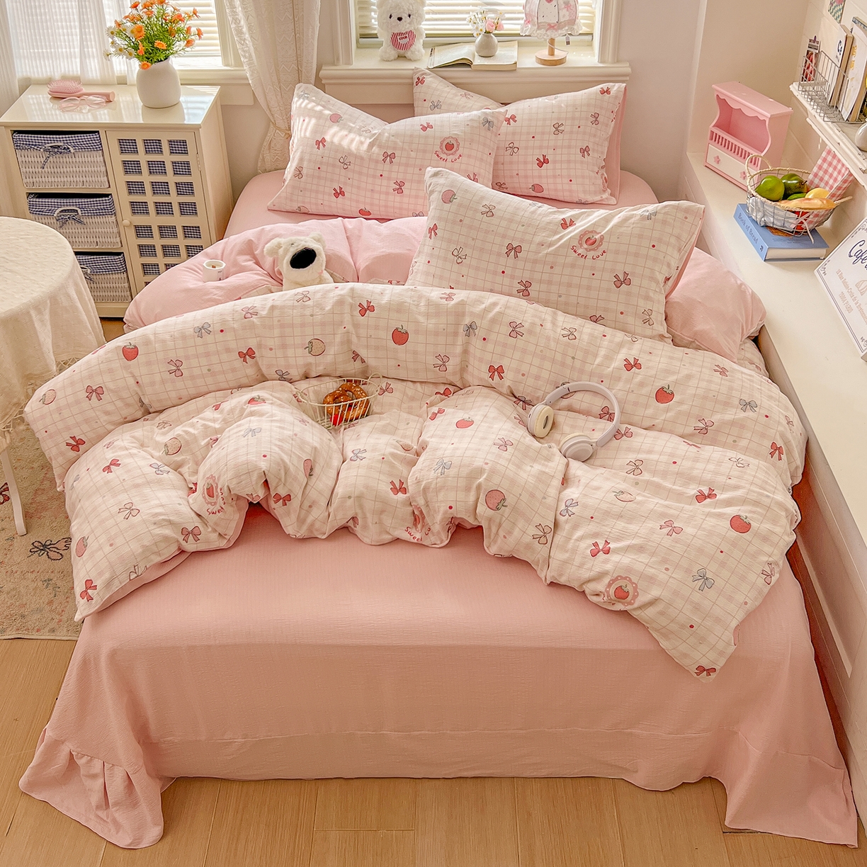 91家纺网 家纺一手货源 找家纺 金梦拉家纺 2026春夏新款云感双层纱皱皱纱系列四件套 蜜桃草莓