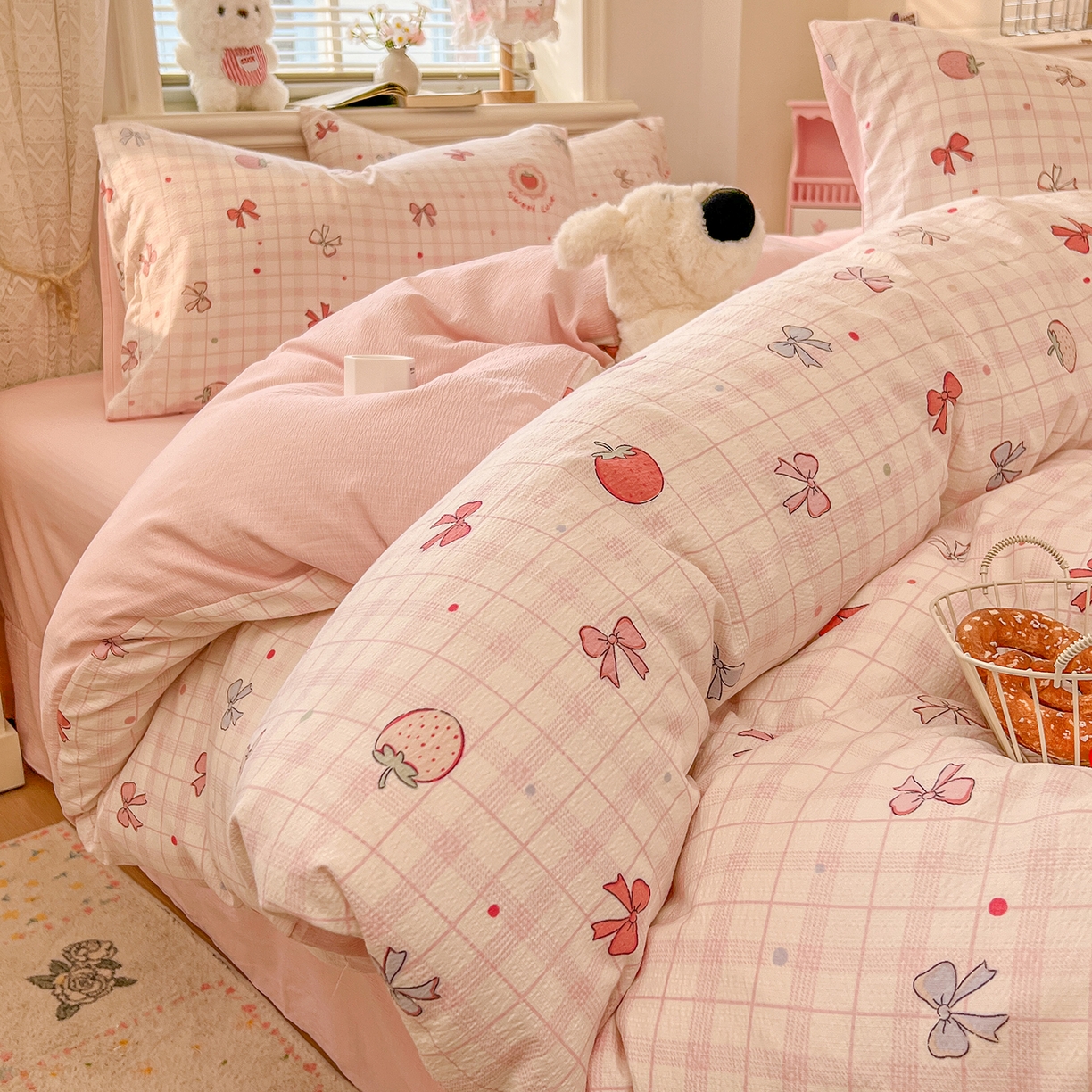 91家纺网 家纺一手货源 找家纺 金梦拉家纺 2026春夏新款云感双层纱皱皱纱系列四件套 蜜桃草莓