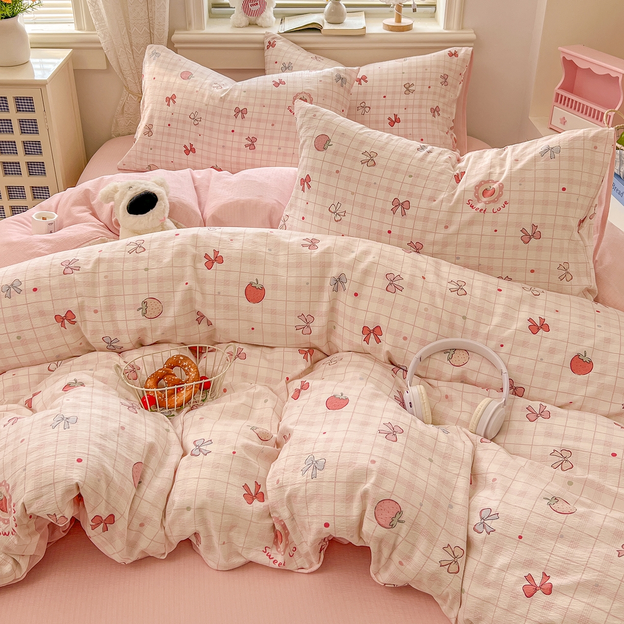 91家纺网 家纺一手货源 找家纺 金梦拉家纺 2026春夏新款云感双层纱皱皱纱系列四件套 蜜桃草莓