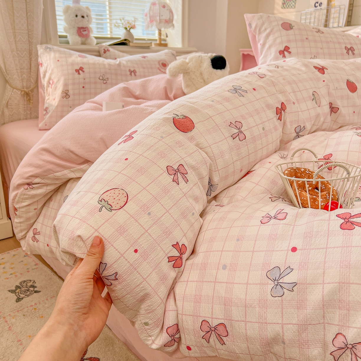 91家纺网 家纺一手货源 找家纺 金梦拉家纺 2026春夏新款云感双层纱皱皱纱系列四件套 蜜桃草莓