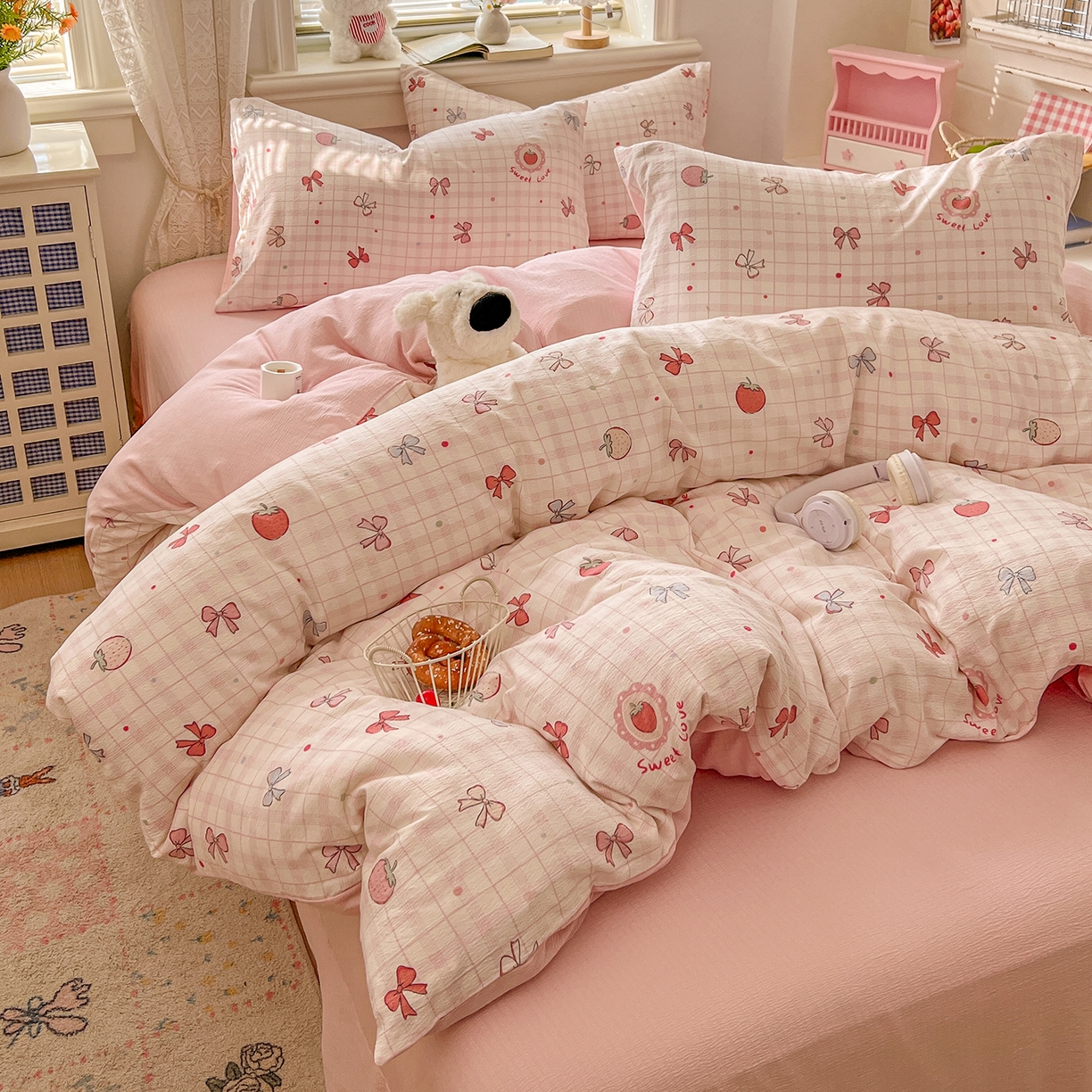 91家纺网 家纺一手货源 找家纺 金梦拉家纺 2026春夏新款云感双层纱皱皱纱系列四件套 蜜桃草莓