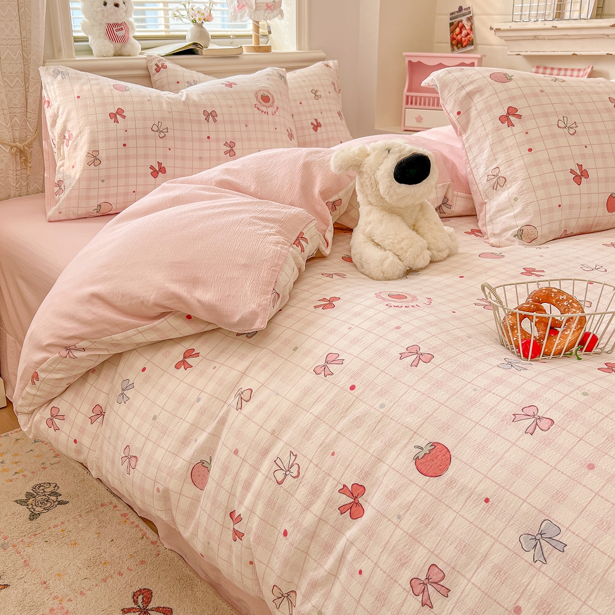 91家纺网 家纺一手货源 找家纺 金梦拉家纺 2026春夏新款云感双层纱皱皱纱系列四件套 蜜桃草莓