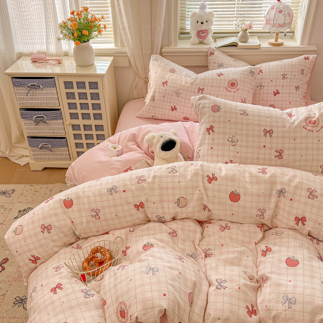 91家纺网 家纺一手货源 找家纺 金梦拉家纺 2026春夏新款云感双层纱皱皱纱系列四件套 蜜桃草莓