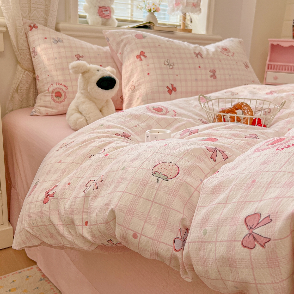 91家纺网 家纺一手货源 找家纺 金梦拉家纺 2026春夏新款云感双层纱皱皱纱系列四件套 蜜桃草莓