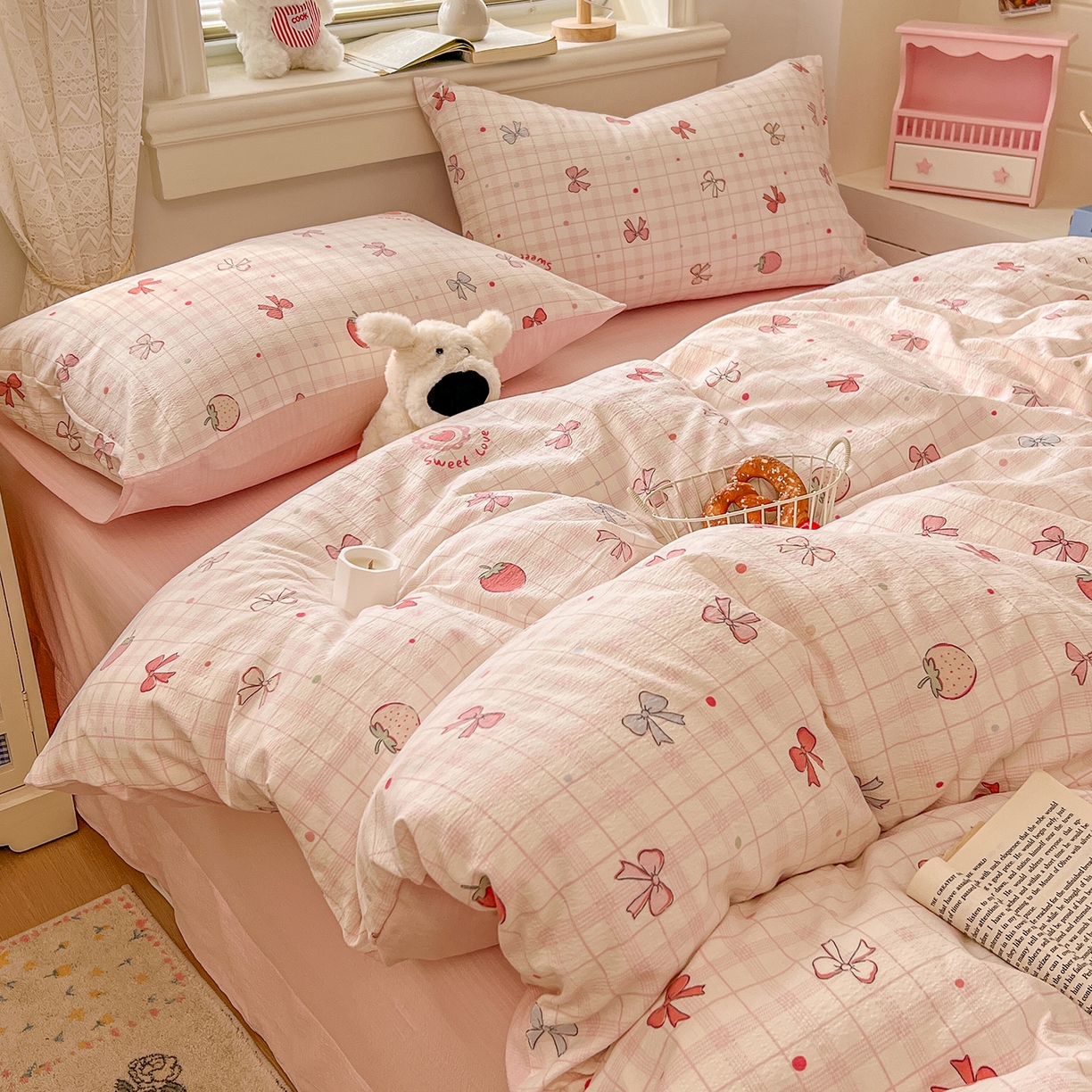 91家纺网 家纺一手货源 找家纺 金梦拉家纺 2026春夏新款云感双层纱皱皱纱系列四件套 蜜桃草莓