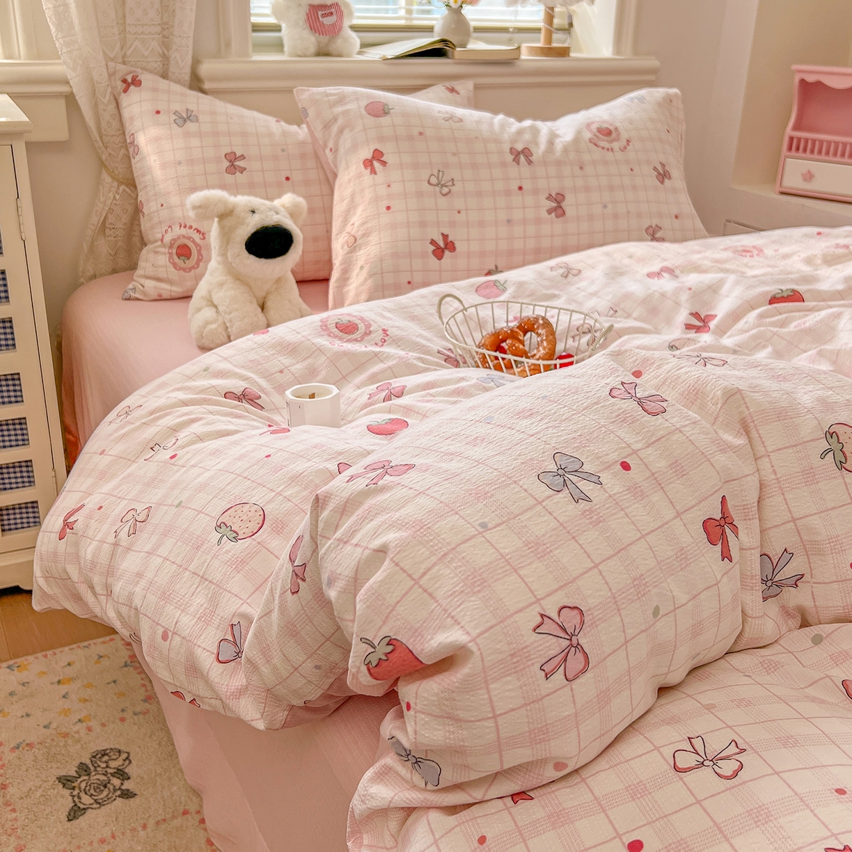 91家纺网 家纺一手货源 找家纺 金梦拉家纺 2026春夏新款云感双层纱皱皱纱系列四件套 蜜桃草莓