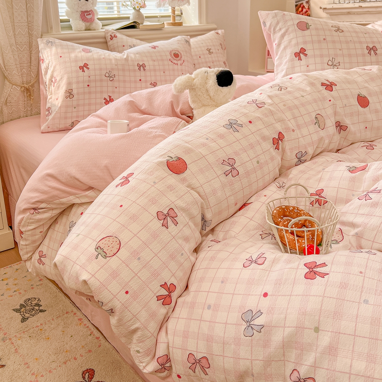 91家纺网 家纺一手货源 找家纺 金梦拉家纺 2026春夏新款云感双层纱皱皱纱系列四件套 蜜桃草莓