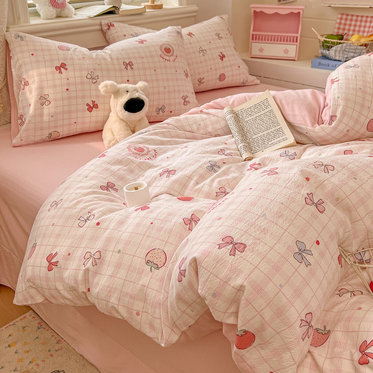 91家纺网 家纺一手货源 找家纺 金梦拉家纺 2026春夏新款云感双层纱皱皱纱系列四件套 蜜桃草莓