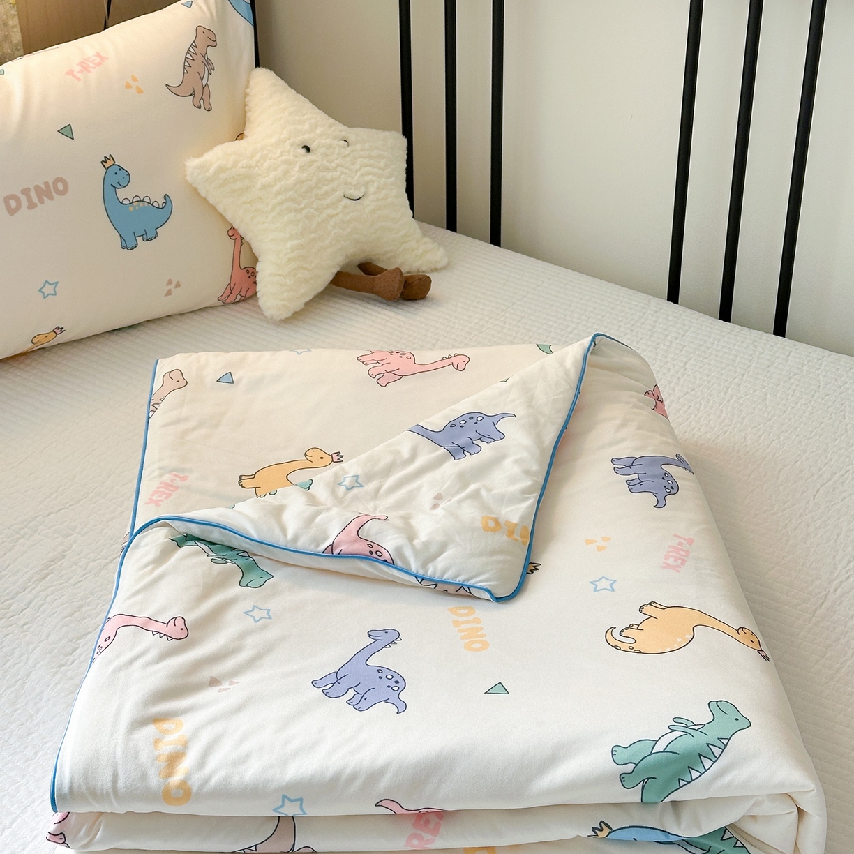 91家纺网 家纺一手货源 找家纺 咏绒家纺工厂店 厂家直销网销爆款花型永不断货2025春夏新款A类牛奶针织棉大豆夏被（长期款） 七彩恐龙