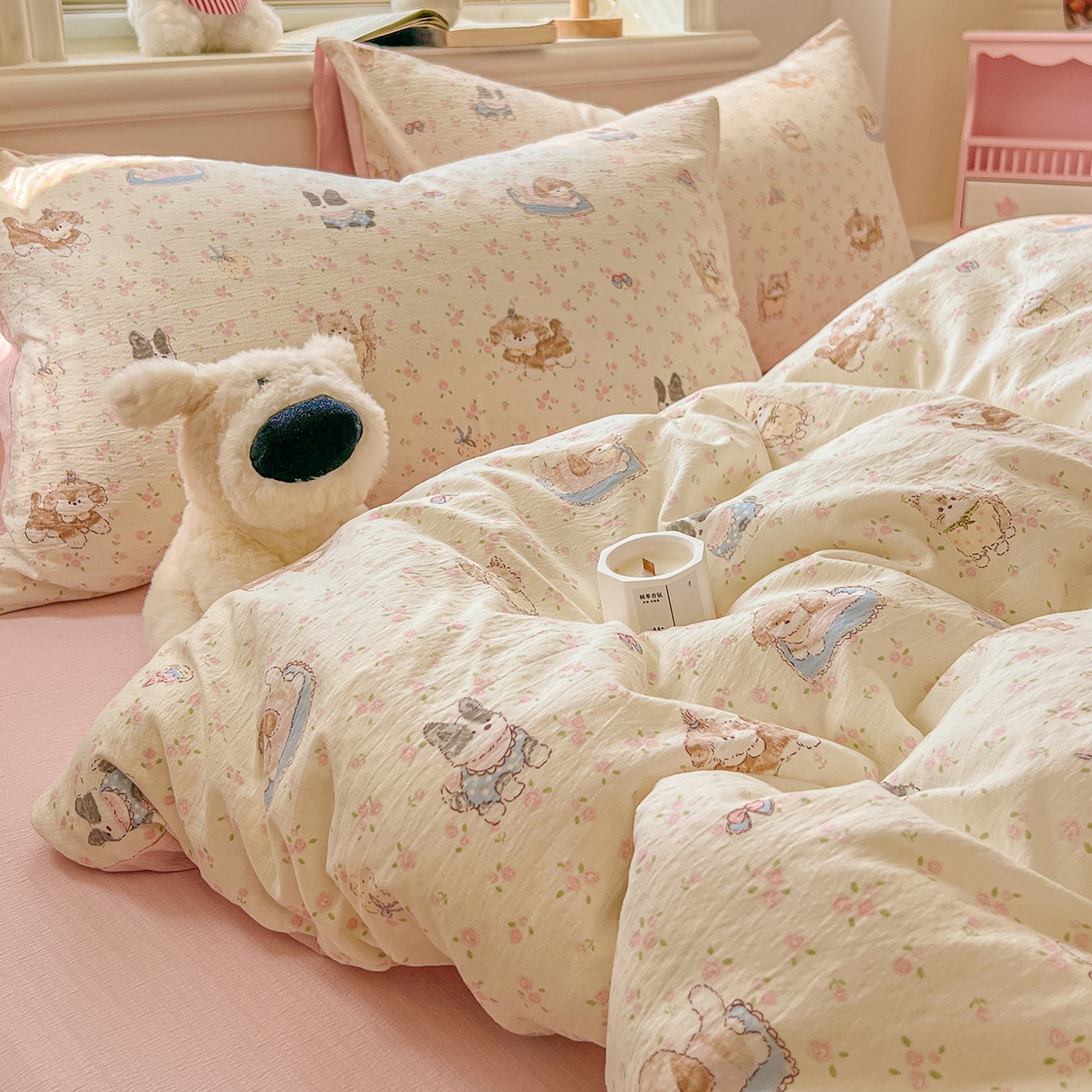 91家纺网 家纺一手货源 找家纺 金梦拉家纺 2026春夏新款云感双层纱皱皱纱系列四件套 碎花萌宠