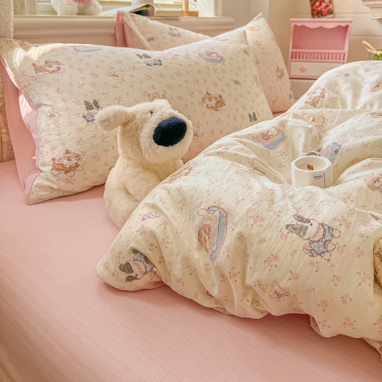 91家纺网 家纺一手货源 找家纺 金梦拉家纺 2026春夏新款云感双层纱皱皱纱系列四件套 碎花萌宠