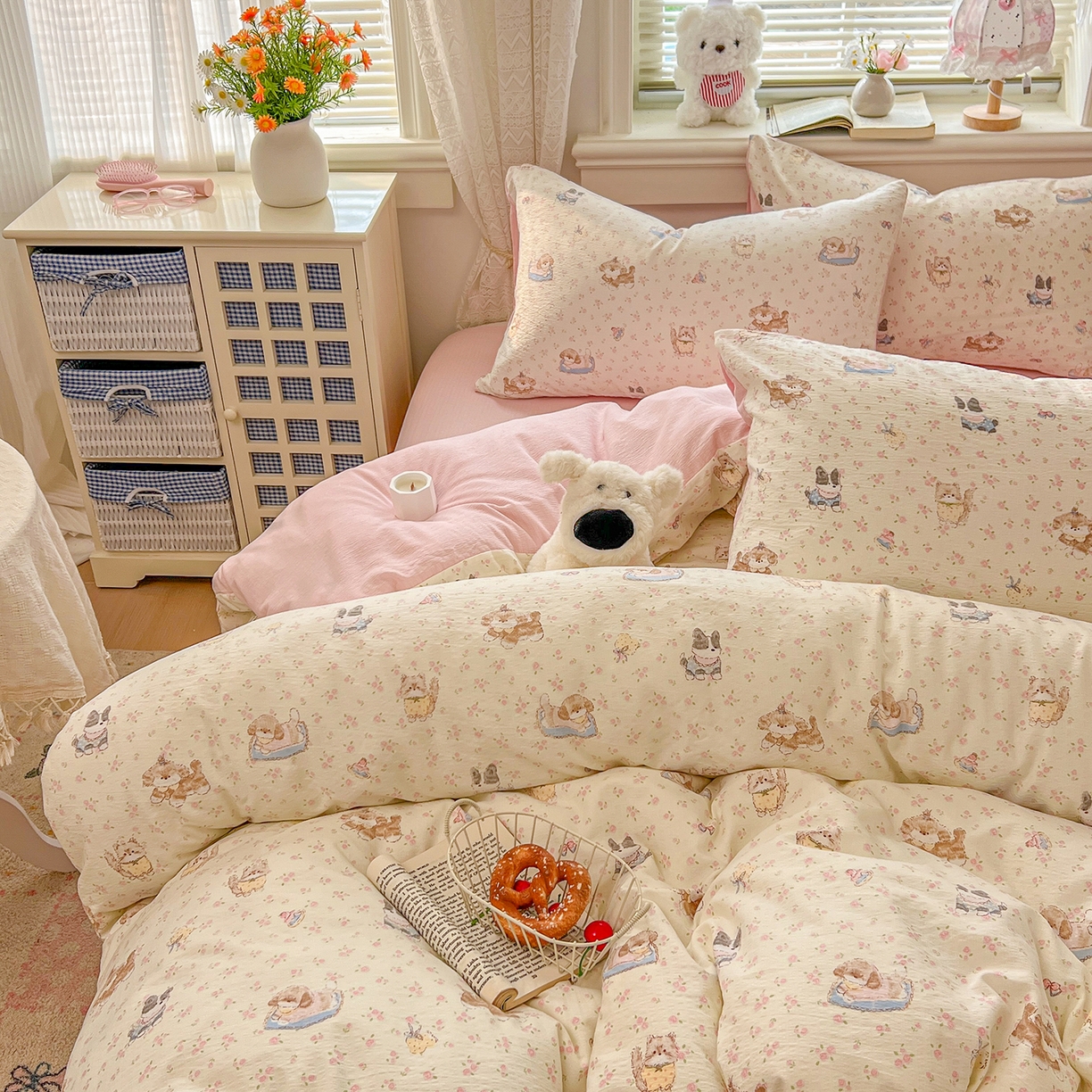 91家纺网 家纺一手货源 找家纺 金梦拉家纺 2026春夏新款云感双层纱皱皱纱系列四件套 碎花萌宠