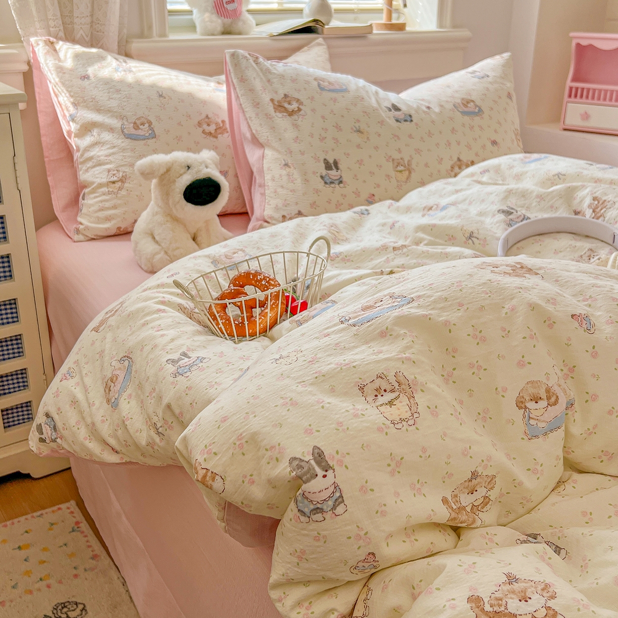 91家纺网 家纺一手货源 找家纺 金梦拉家纺 2026春夏新款云感双层纱皱皱纱系列四件套 碎花萌宠