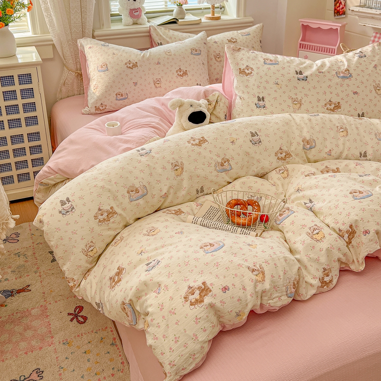 91家纺网 家纺一手货源 找家纺 金梦拉家纺 2026春夏新款云感双层纱皱皱纱系列四件套 碎花萌宠