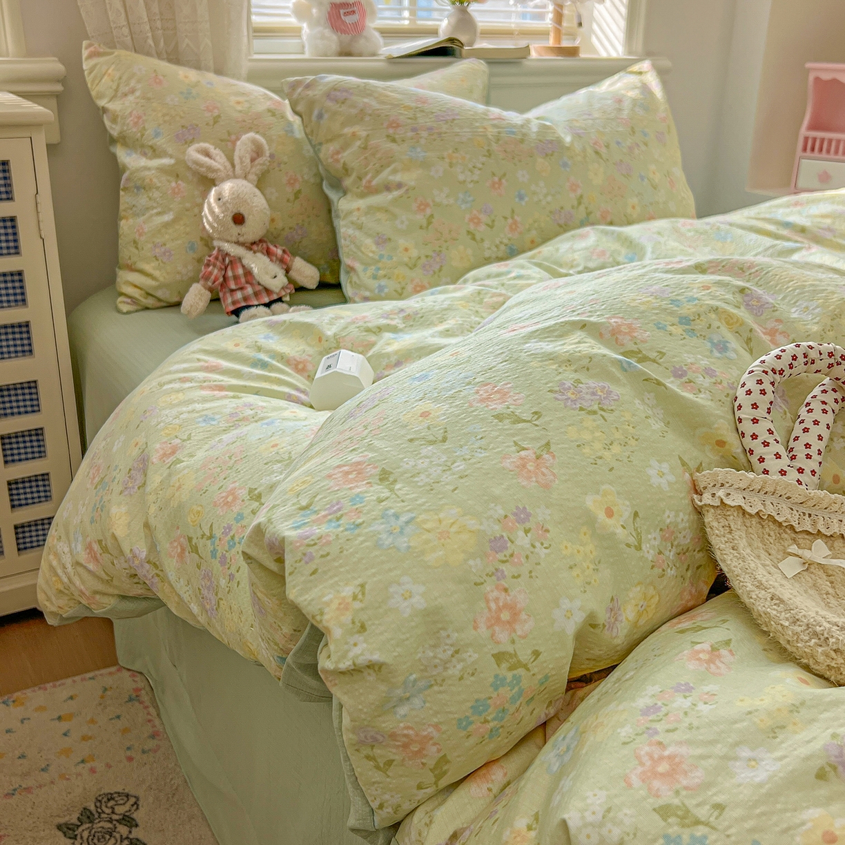 91家纺网 家纺一手货源 找家纺 金梦拉家纺 2026春夏新款云感双层纱皱皱纱系列四件套 夏日木槿