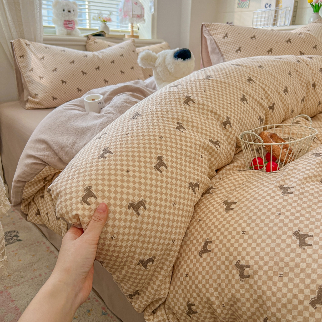 91家纺网 家纺一手货源 找家纺 金梦拉家纺 2026春夏新款云感双层纱皱皱纱系列四件套 小马咖