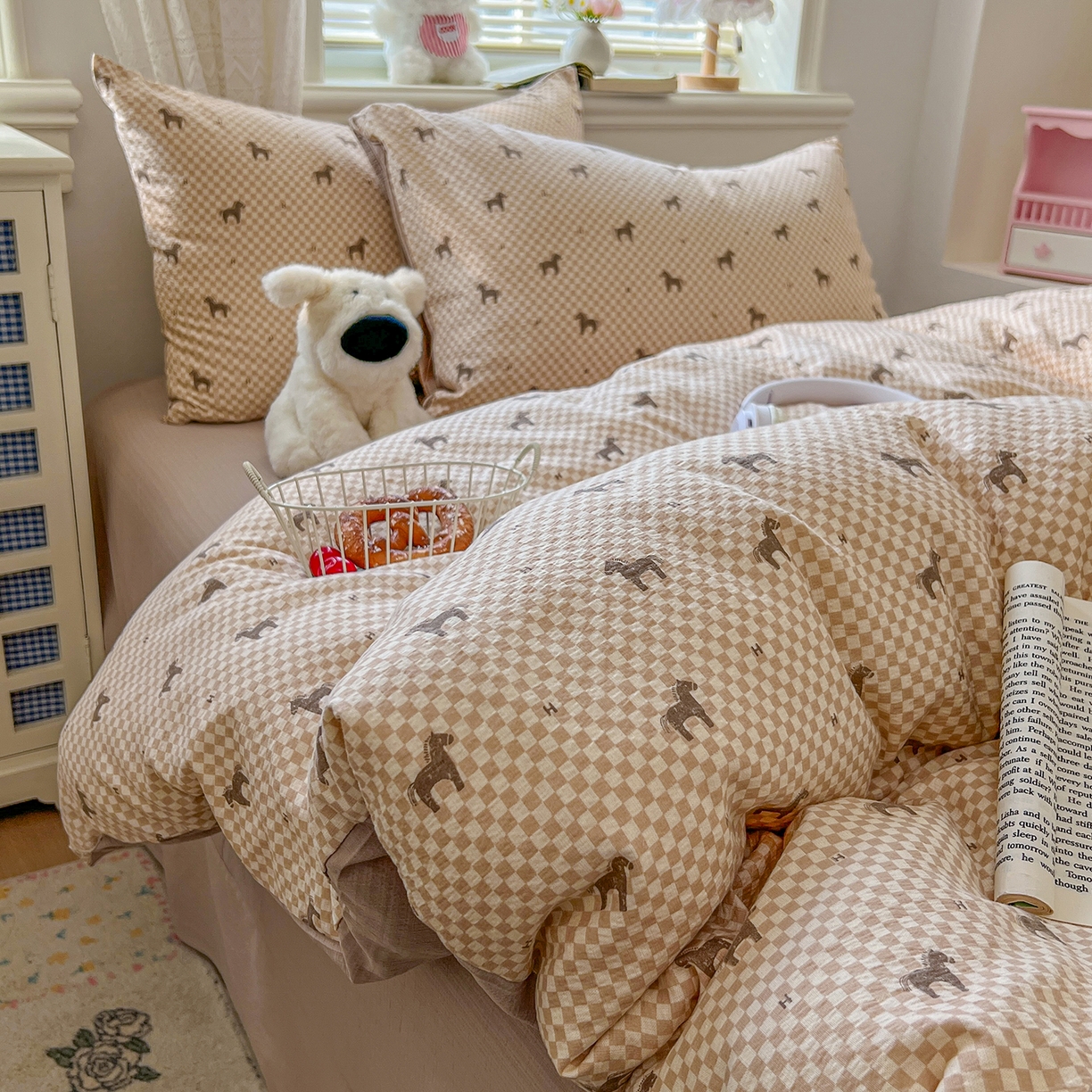 91家纺网 家纺一手货源 找家纺 金梦拉家纺 2026春夏新款云感双层纱皱皱纱系列四件套 小马咖