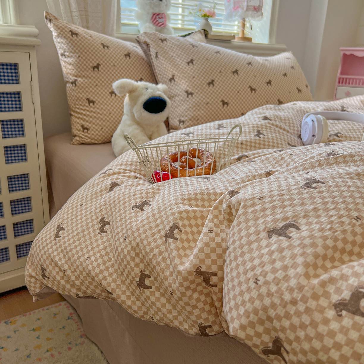 91家纺网 家纺一手货源 找家纺 金梦拉家纺 2026春夏新款云感双层纱皱皱纱系列四件套 小马咖