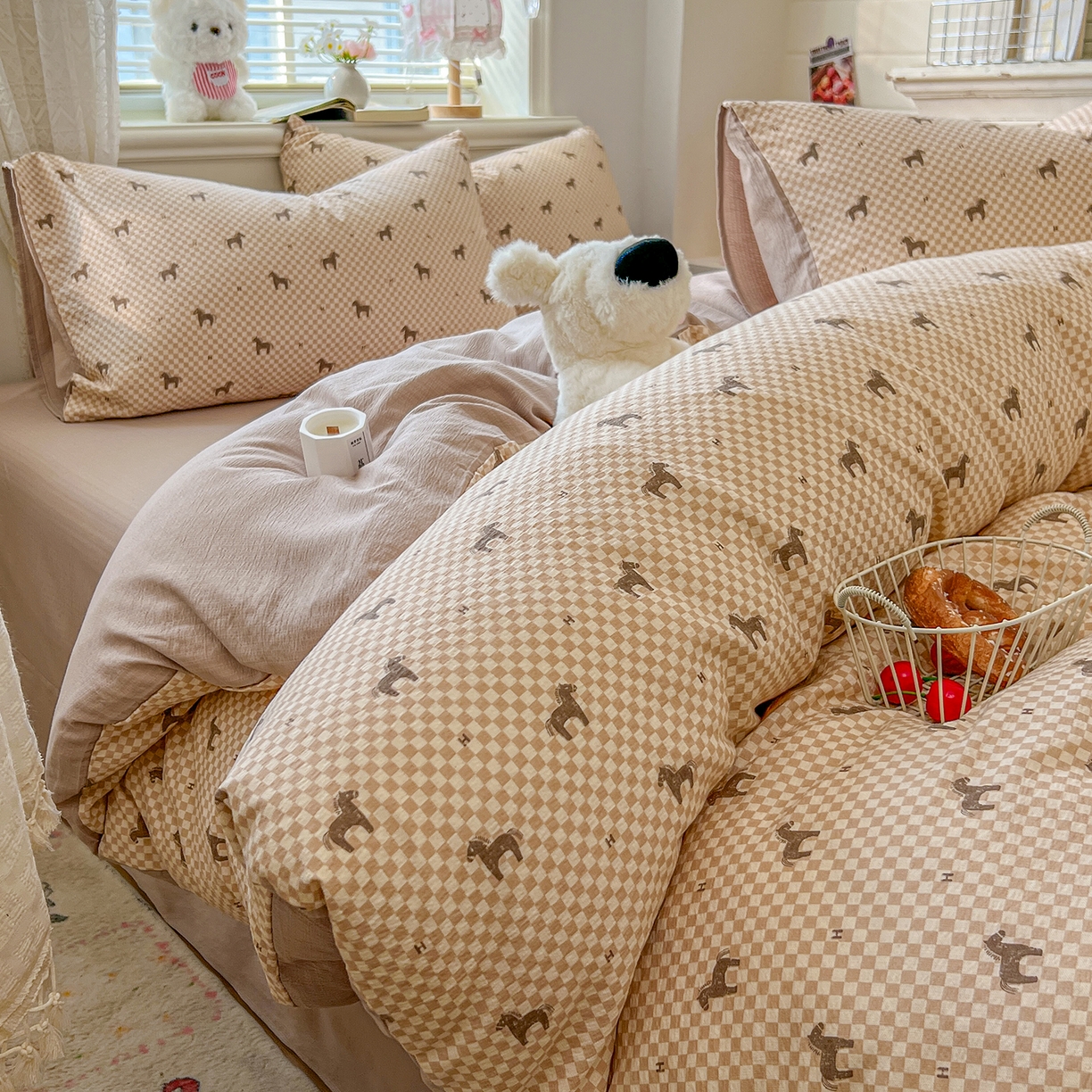 91家纺网 家纺一手货源 找家纺 金梦拉家纺 2026春夏新款云感双层纱皱皱纱系列四件套 小马咖