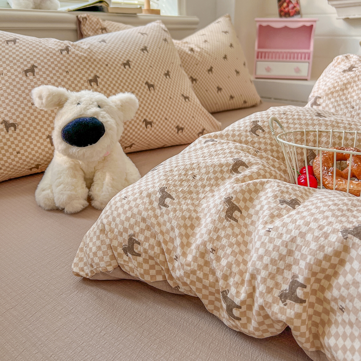 91家纺网 家纺一手货源 找家纺 金梦拉家纺 2026春夏新款云感双层纱皱皱纱系列四件套 小马咖