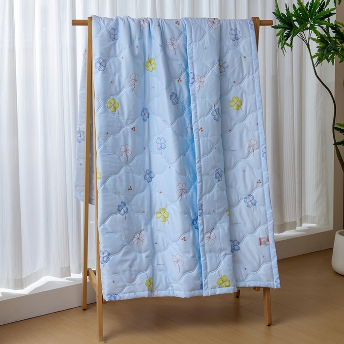 91家纺网 家纺一手货源 找家纺 诗雅纺织 2026新款亲肤绒夏被空调被夏凉被 四叶草