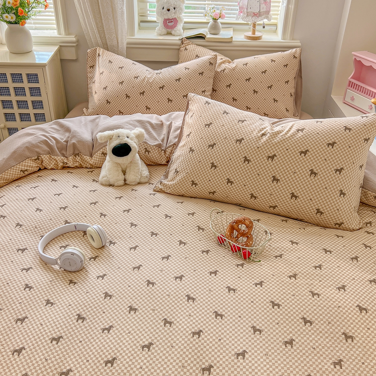 91家纺网 家纺一手货源 找家纺 金梦拉家纺 2026春夏新款云感双层纱皱皱纱系列四件套 小马咖