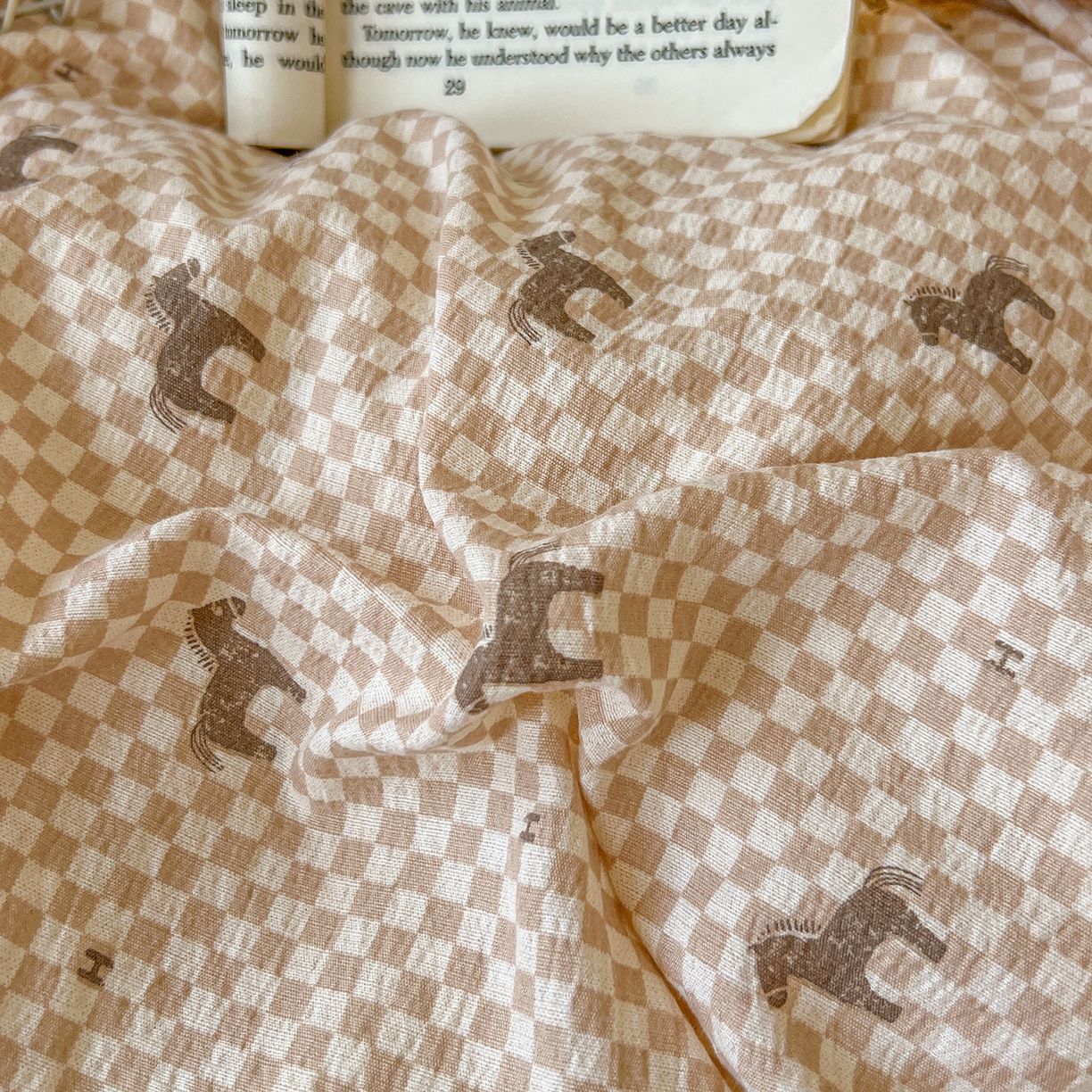 91家纺网 家纺一手货源 找家纺 金梦拉家纺 2026春夏新款云感双层纱皱皱纱系列四件套 小马咖