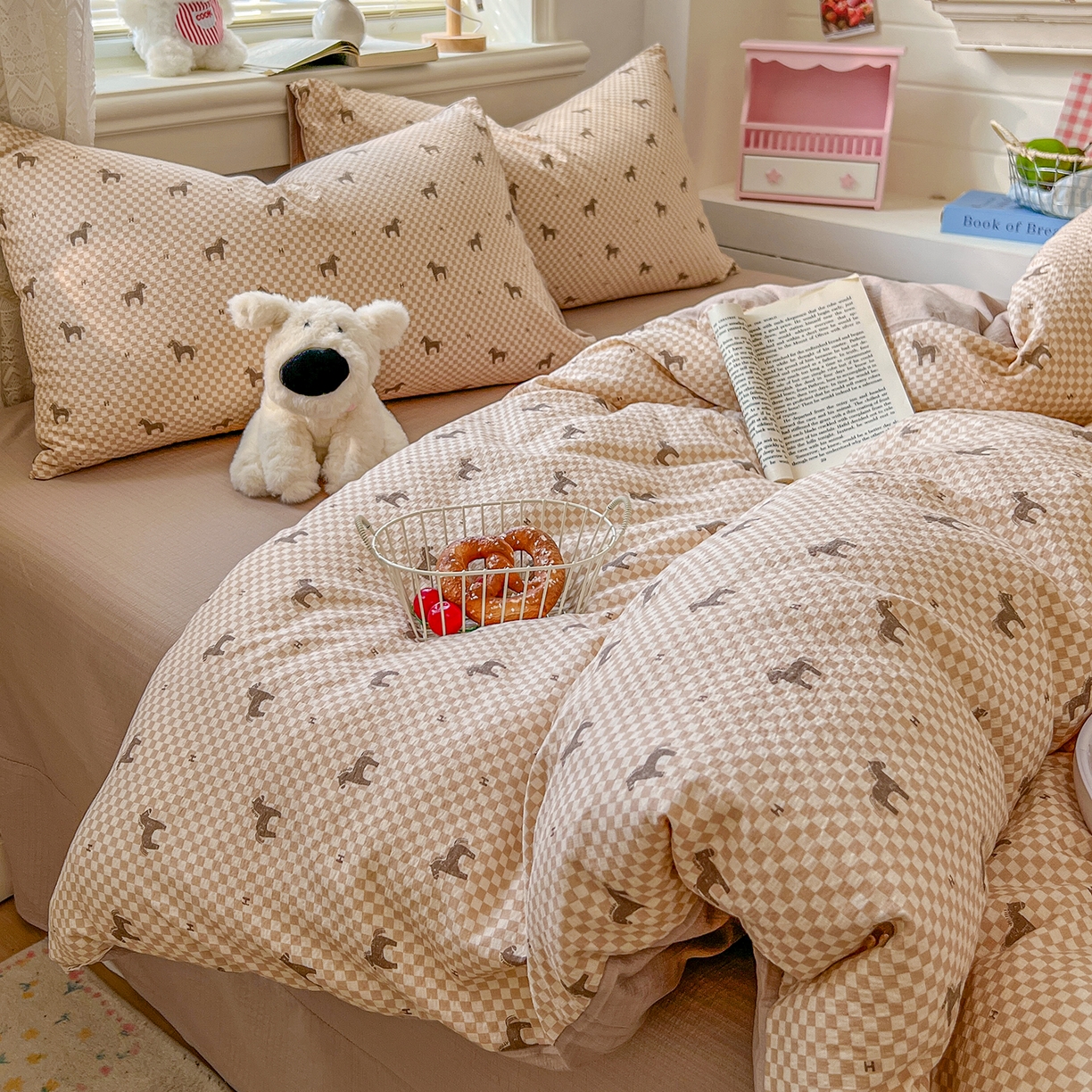 91家纺网 家纺一手货源 找家纺 金梦拉家纺 2026春夏新款云感双层纱皱皱纱系列四件套 小马咖