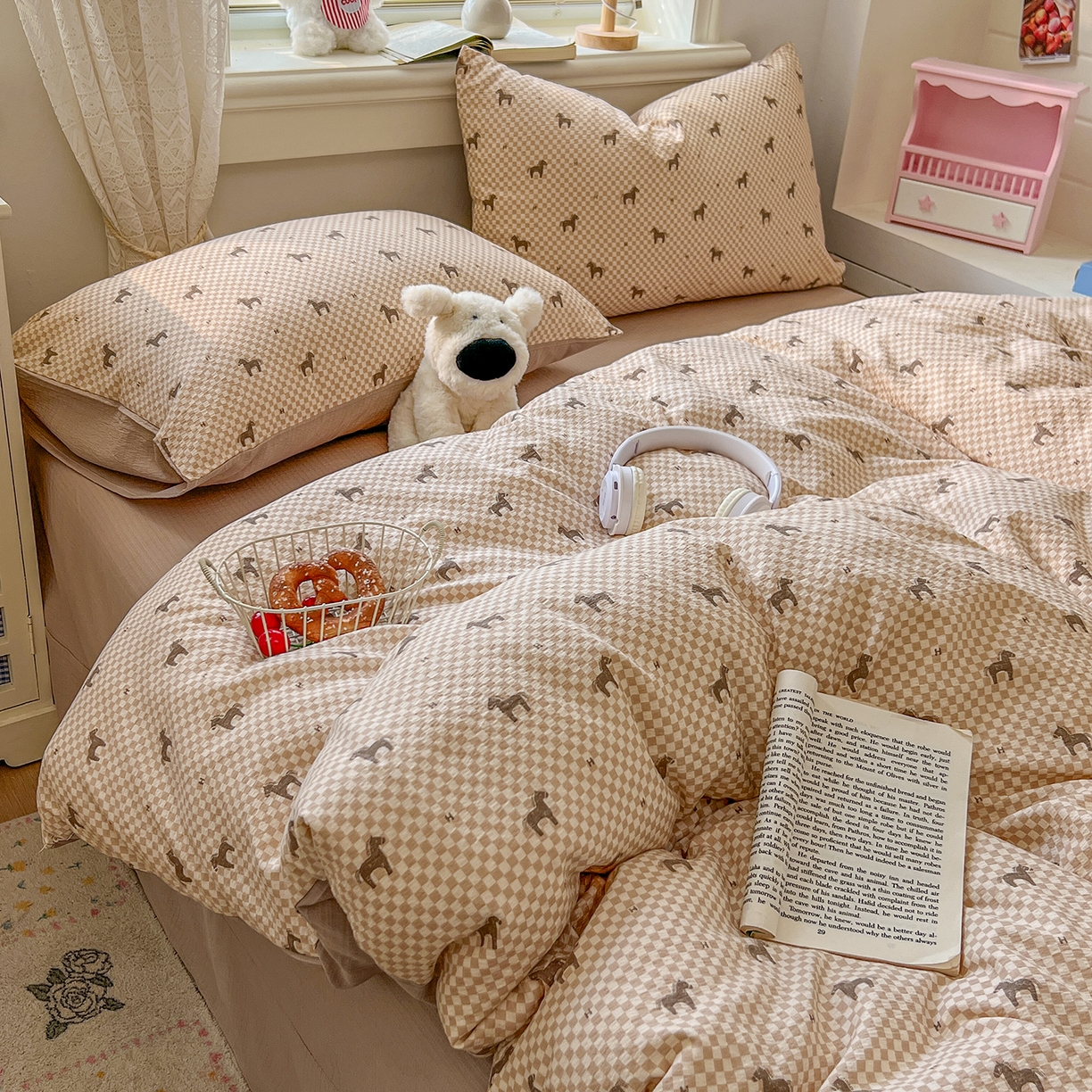 91家纺网 家纺一手货源 找家纺 金梦拉家纺 2026春夏新款云感双层纱皱皱纱系列四件套 小马咖