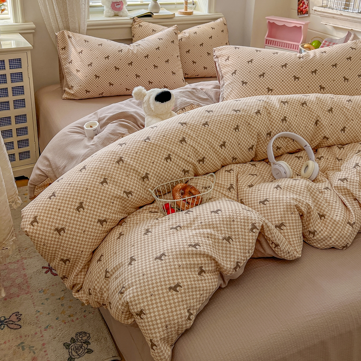 91家纺网 家纺一手货源 找家纺 金梦拉家纺 2026春夏新款云感双层纱皱皱纱系列四件套 小马咖