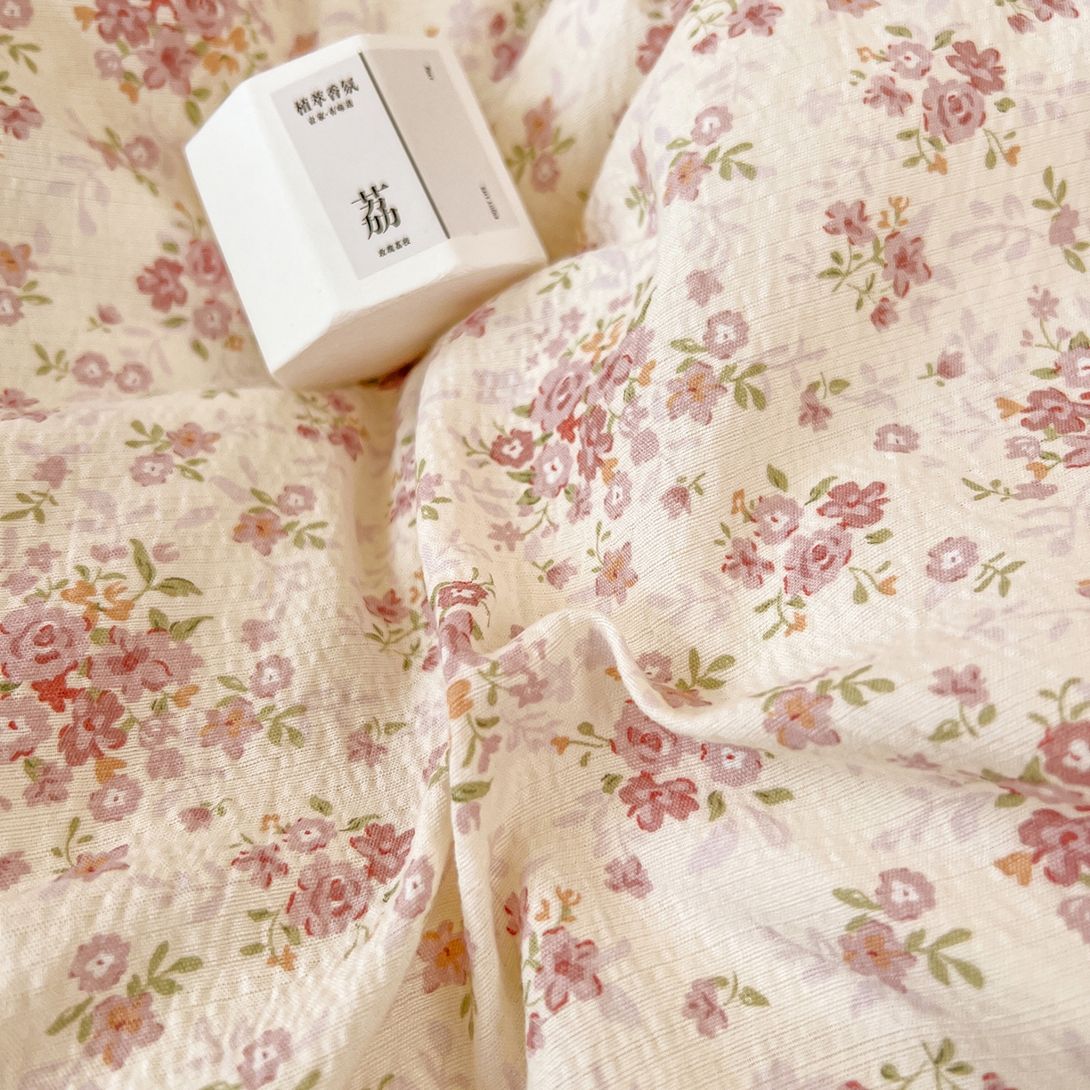 91家纺网 家纺一手货源 找家纺 金梦拉家纺 2026春夏新款云感双层纱皱皱纱系列四件套 栀夏