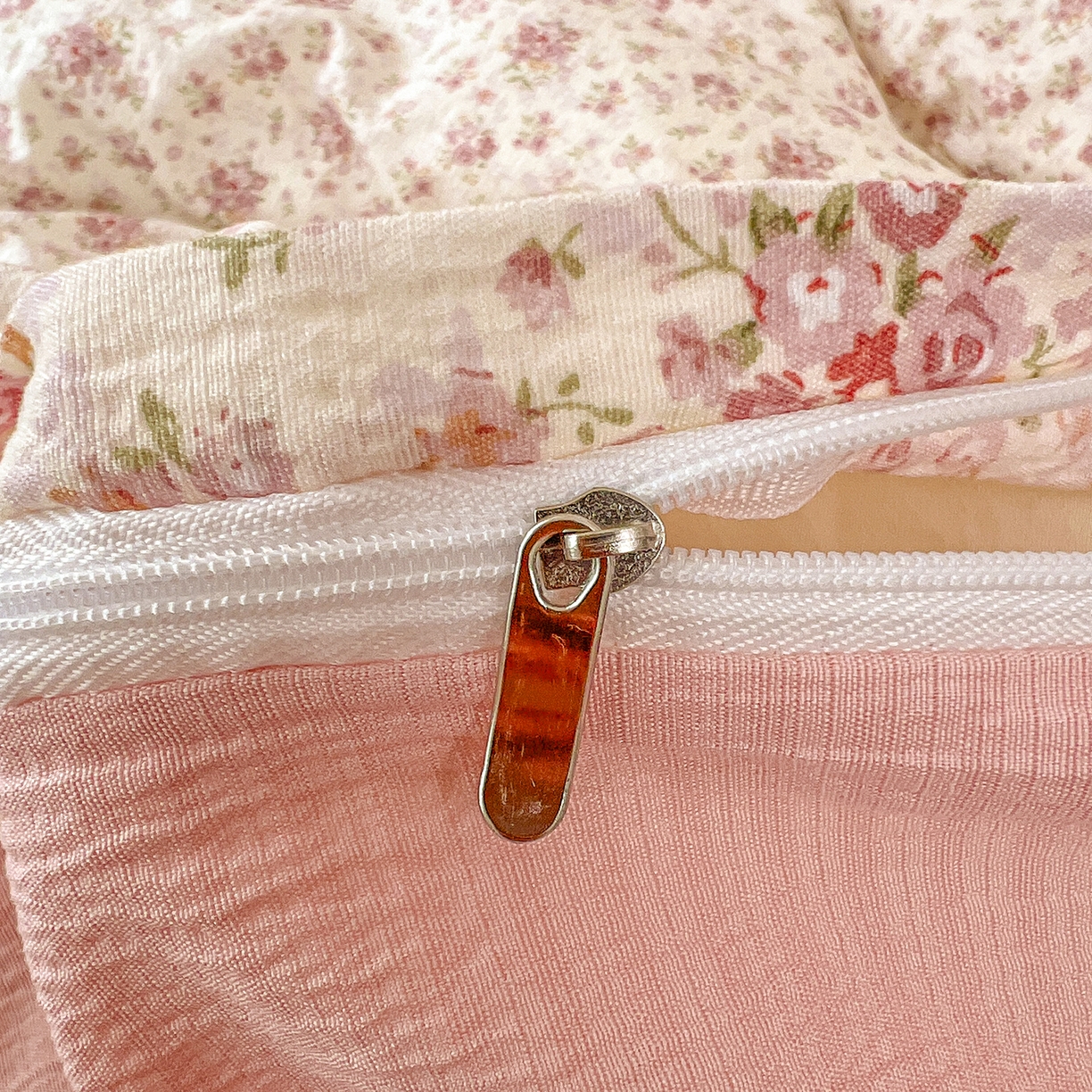 91家纺网 家纺一手货源 找家纺 金梦拉家纺 2026春夏新款云感双层纱皱皱纱系列四件套 栀夏