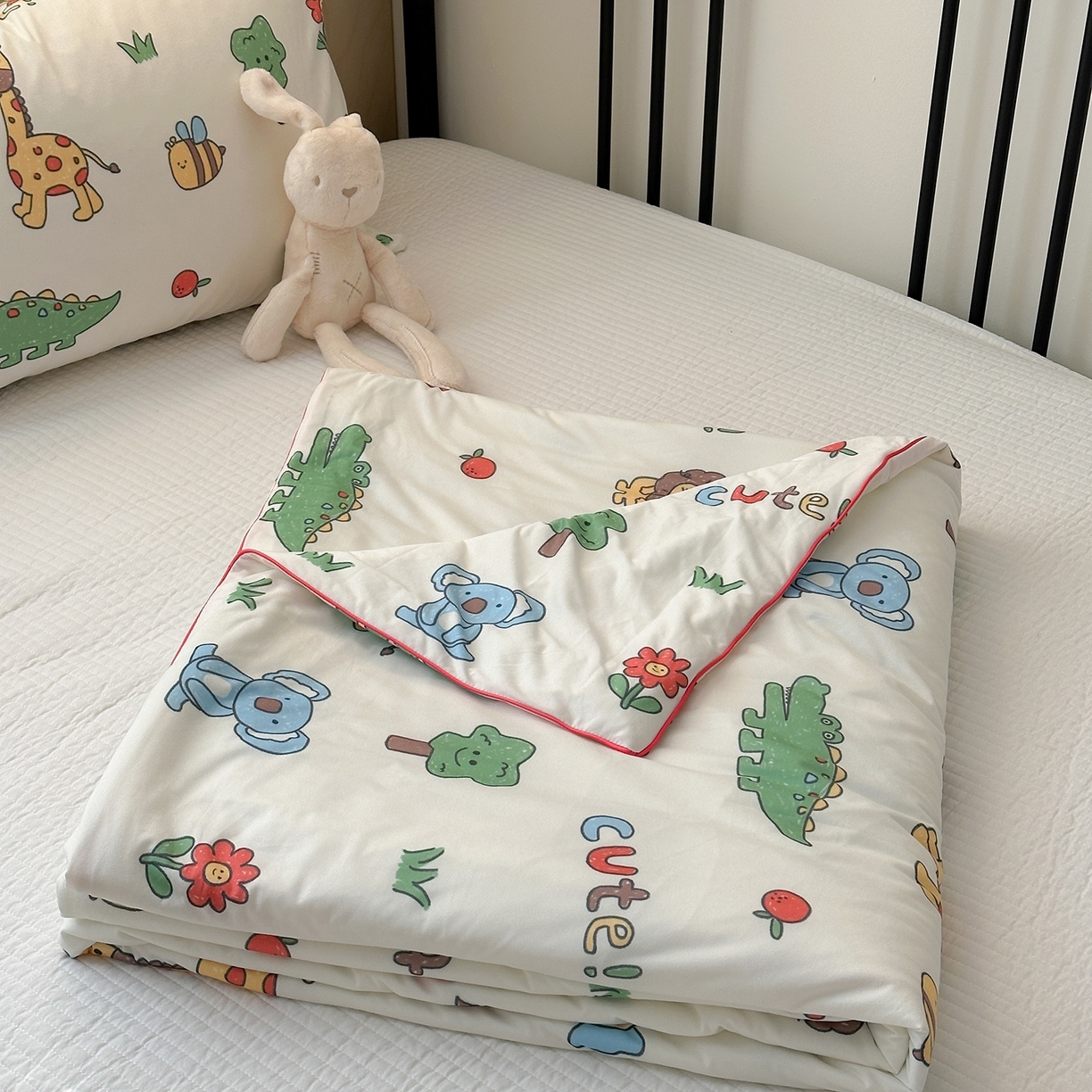 91家纺网 家纺一手货源 找家纺 咏绒家纺工厂店 厂家直销网销爆款花型永不断货2025春夏新款A类牛奶针织棉大豆夏被（长期款） 嗡嗡森林