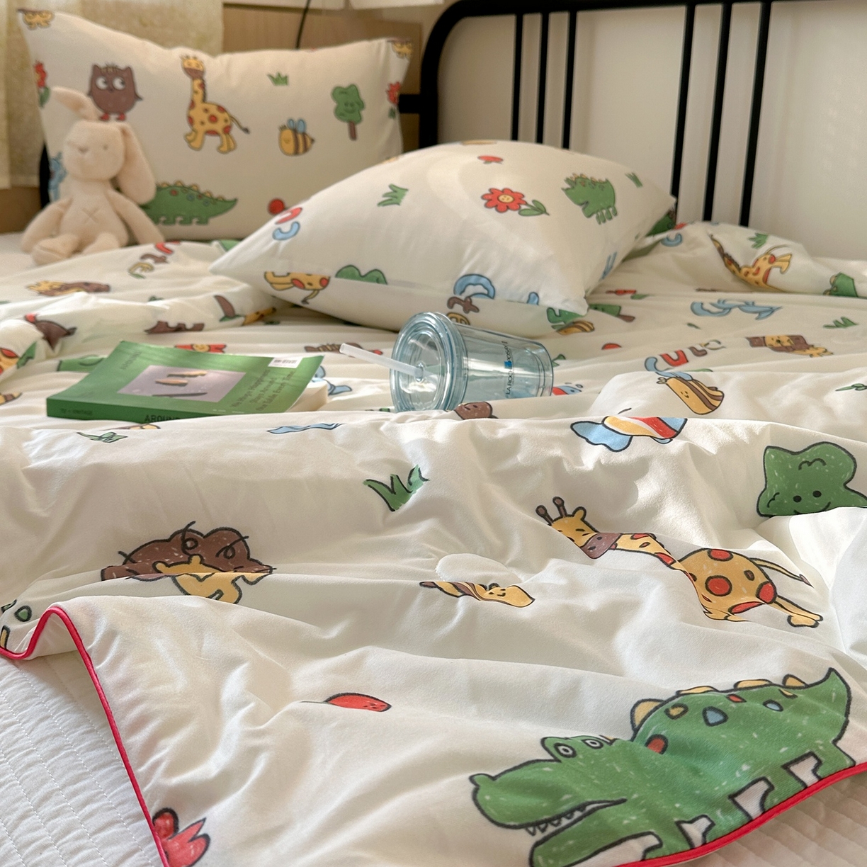 91家纺网 家纺一手货源 找家纺 咏绒家纺工厂店 厂家直销网销爆款花型永不断货2025春夏新款A类牛奶针织棉大豆夏被（长期款） 嗡嗡森林