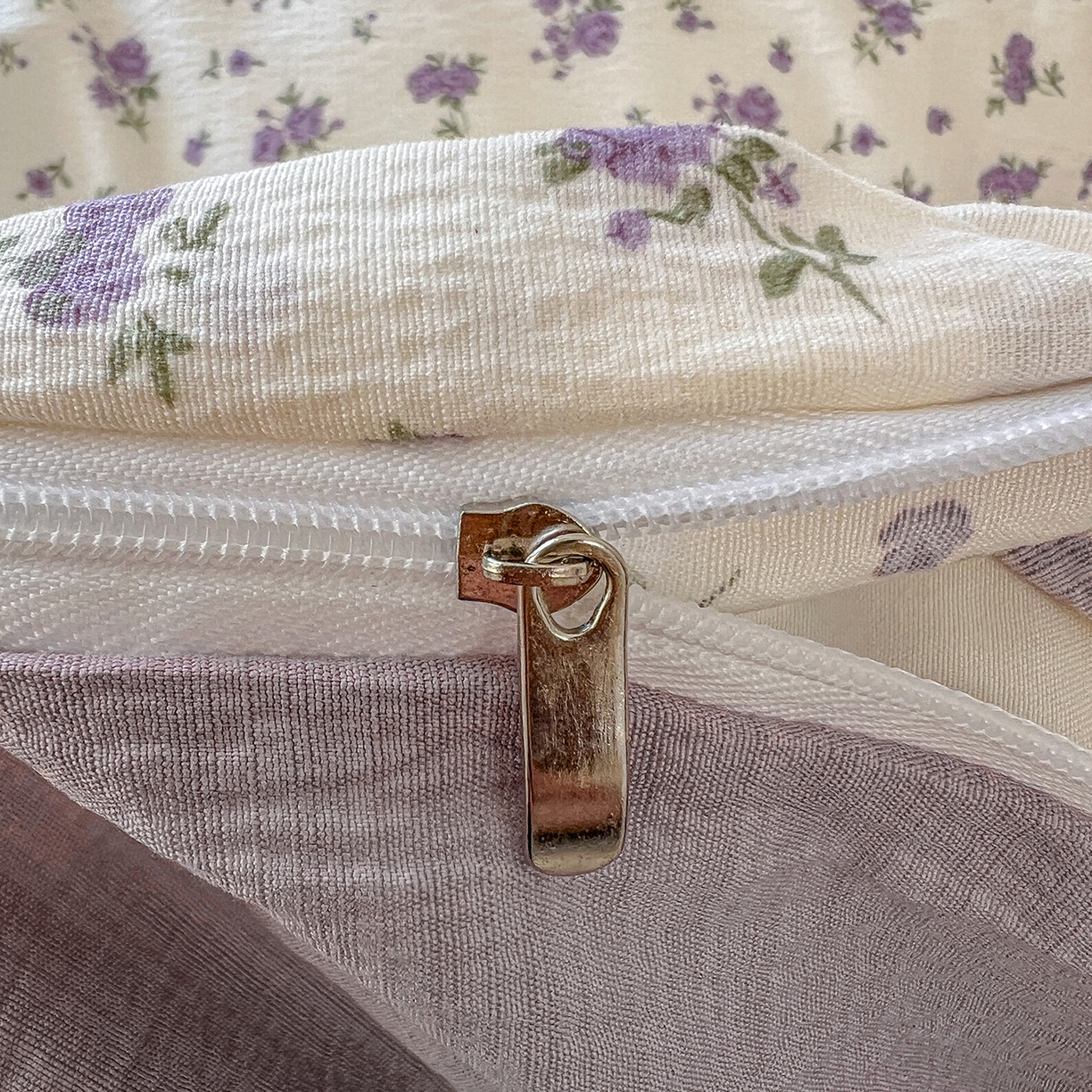 91家纺网 家纺一手货源 找家纺 金梦拉家纺 2026春夏新款云感双层纱皱皱纱系列四件套 紫色风信