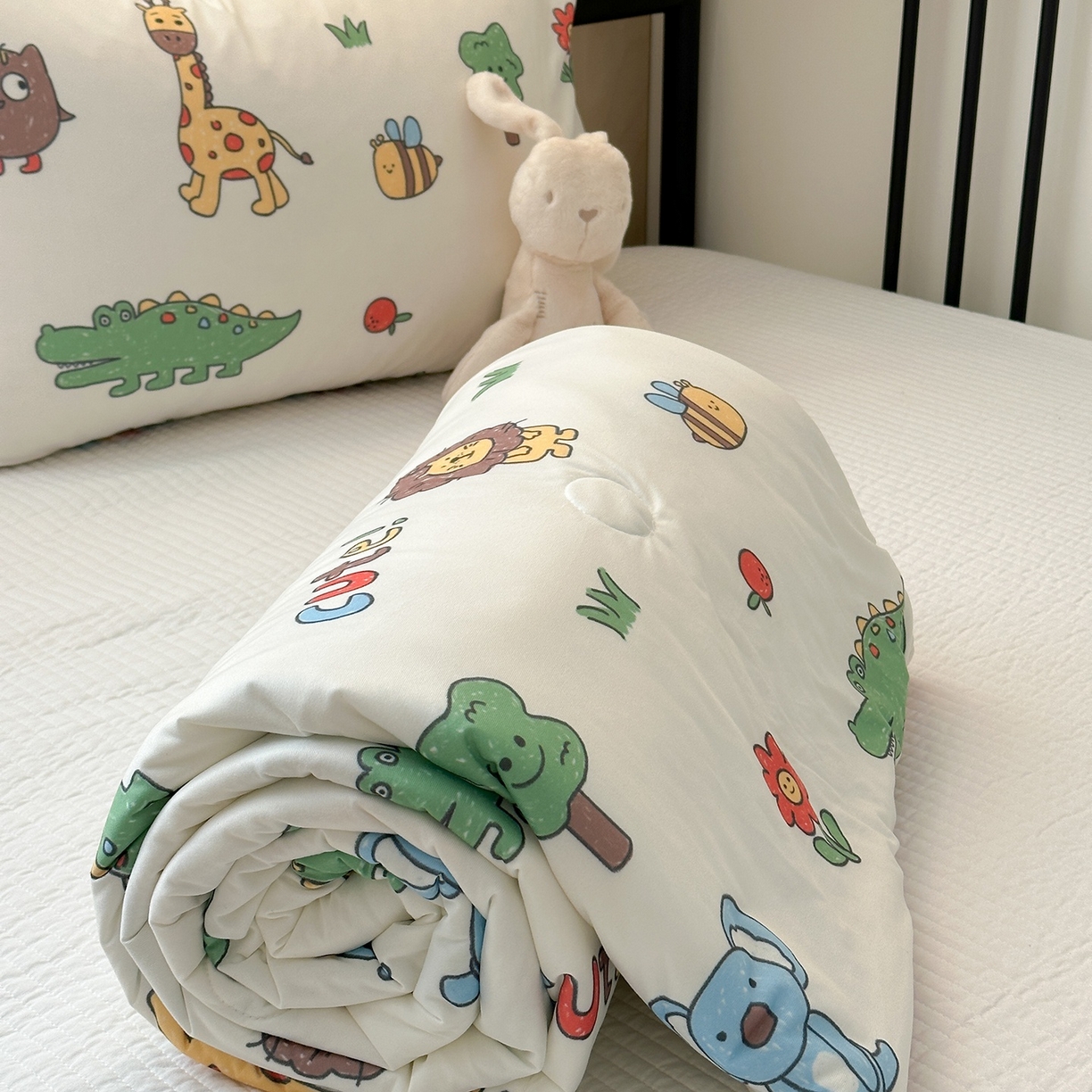 91家纺网 家纺一手货源 找家纺 咏绒家纺工厂店 厂家直销网销爆款花型永不断货2025春夏新款A类牛奶针织棉大豆夏被（长期款） 嗡嗡森林