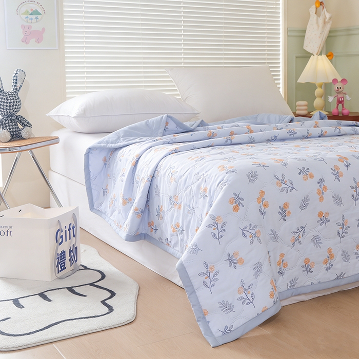 91家纺网 家纺一手货源 找家纺 诗雅纺织 2025新款超柔水洗棉夏凉被空调被超声波压花夏被礼品被 淡雅时光