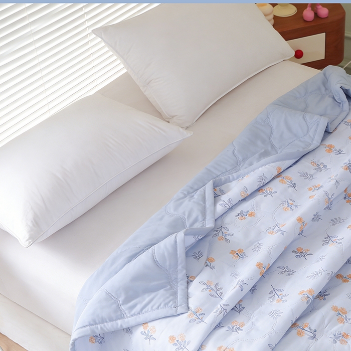 91家纺网 家纺一手货源 找家纺 诗雅纺织 2025新款超柔水洗棉夏凉被空调被超声波压花夏被礼品被 淡雅时光