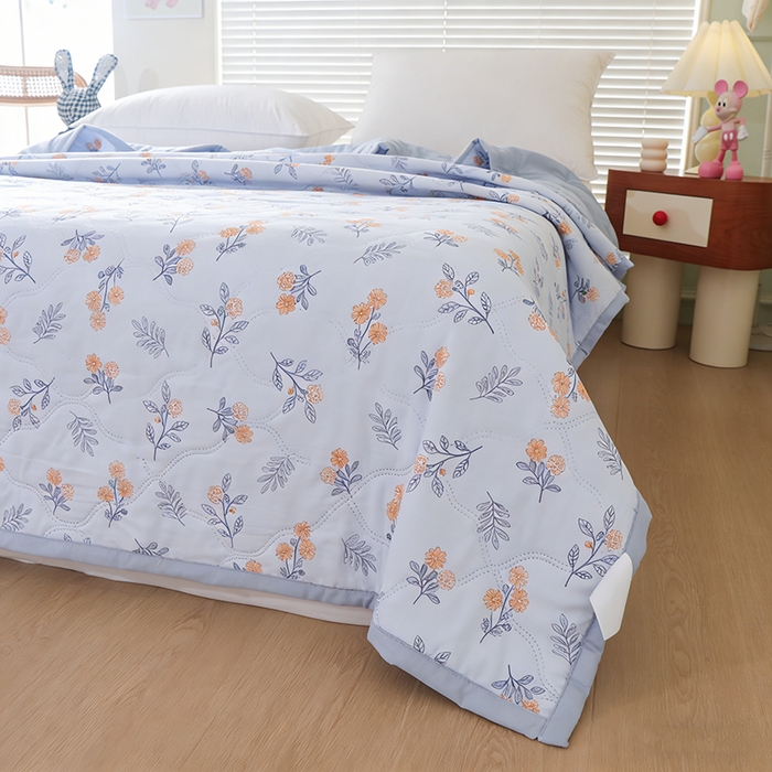 91家纺网 家纺一手货源 找家纺 诗雅纺织 2025新款超柔水洗棉夏凉被空调被超声波压花夏被礼品被 淡雅时光