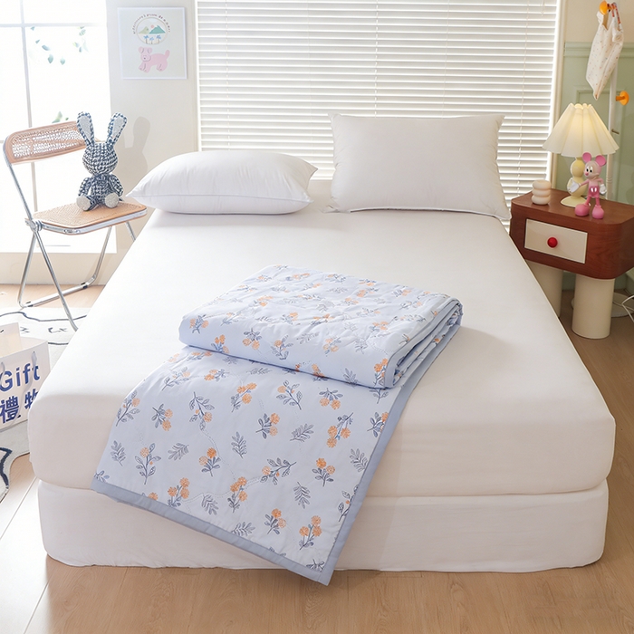 91家纺网 家纺一手货源 找家纺 诗雅纺织 2025新款超柔水洗棉夏凉被空调被超声波压花夏被礼品被 淡雅时光