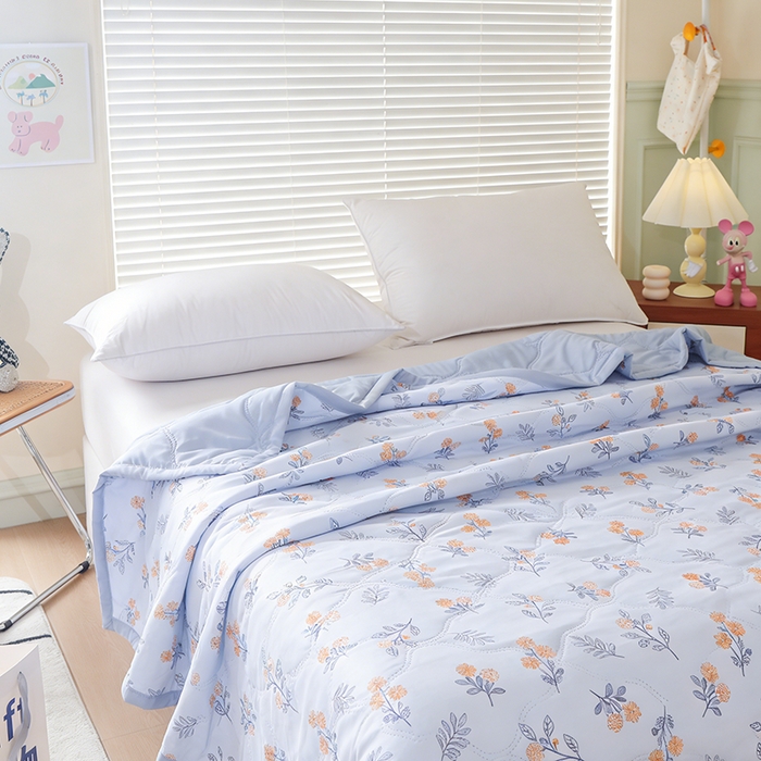 91家纺网 家纺一手货源 找家纺 诗雅纺织 2025新款超柔水洗棉夏凉被空调被超声波压花夏被礼品被 淡雅时光