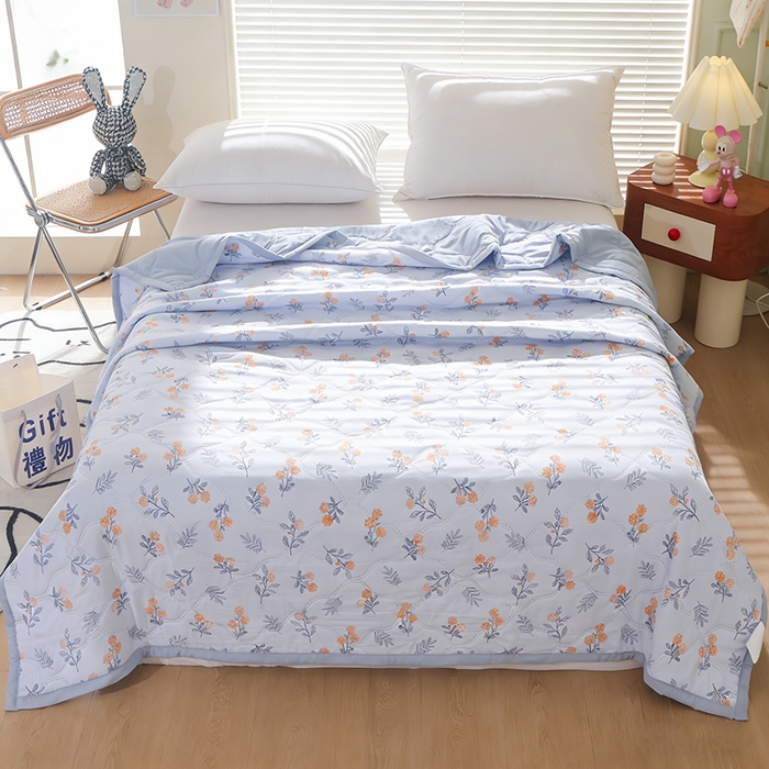 91家纺网 家纺一手货源 找家纺 诗雅纺织 2025新款超柔水洗棉夏凉被空调被超声波压花夏被礼品被 淡雅时光