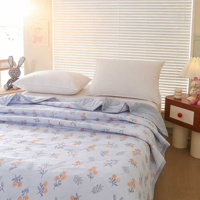 91家纺网 家纺一手货源 找家纺 诗雅纺织 2025新款超柔水洗棉夏凉被空调被超声波压花夏被礼品被 淡雅时光