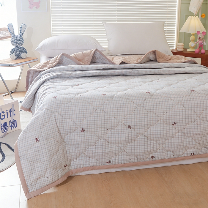 91家纺网 家纺一手货源 找家纺 诗雅纺织 2025新款超柔水洗棉夏凉被空调被超声波压花夏被礼品被 小马格