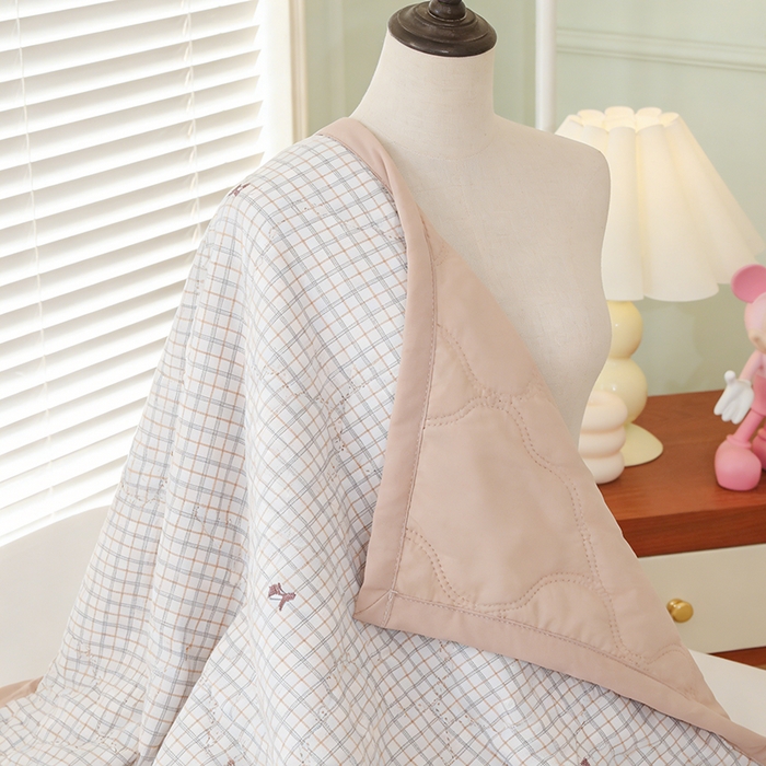 91家纺网 家纺一手货源 找家纺 诗雅纺织 2025新款超柔水洗棉夏凉被空调被超声波压花夏被礼品被 小马格