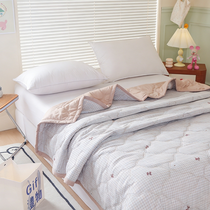 91家纺网 家纺一手货源 找家纺 诗雅纺织 2025新款超柔水洗棉夏凉被空调被超声波压花夏被礼品被 小马格