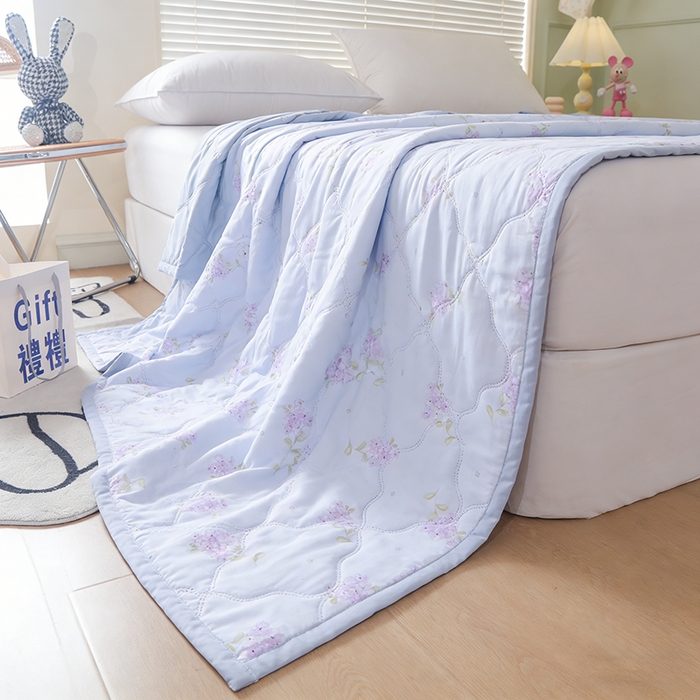 91家纺网 家纺一手货源 找家纺 诗雅纺织 2025新款超柔水洗棉夏凉被空调被超声波压花夏被礼品被 紫藤萝