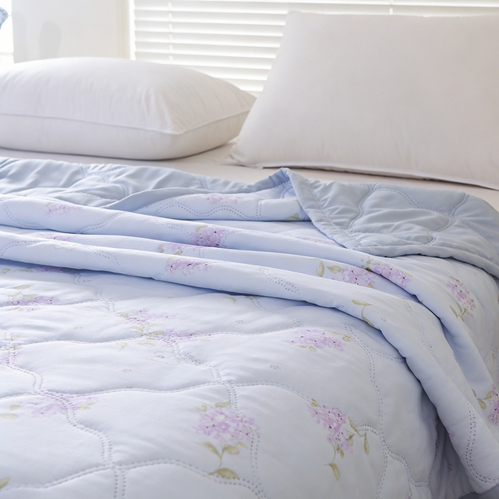 91家纺网 家纺一手货源 找家纺 诗雅纺织 2025新款超柔水洗棉夏凉被空调被超声波压花夏被礼品被 紫藤萝