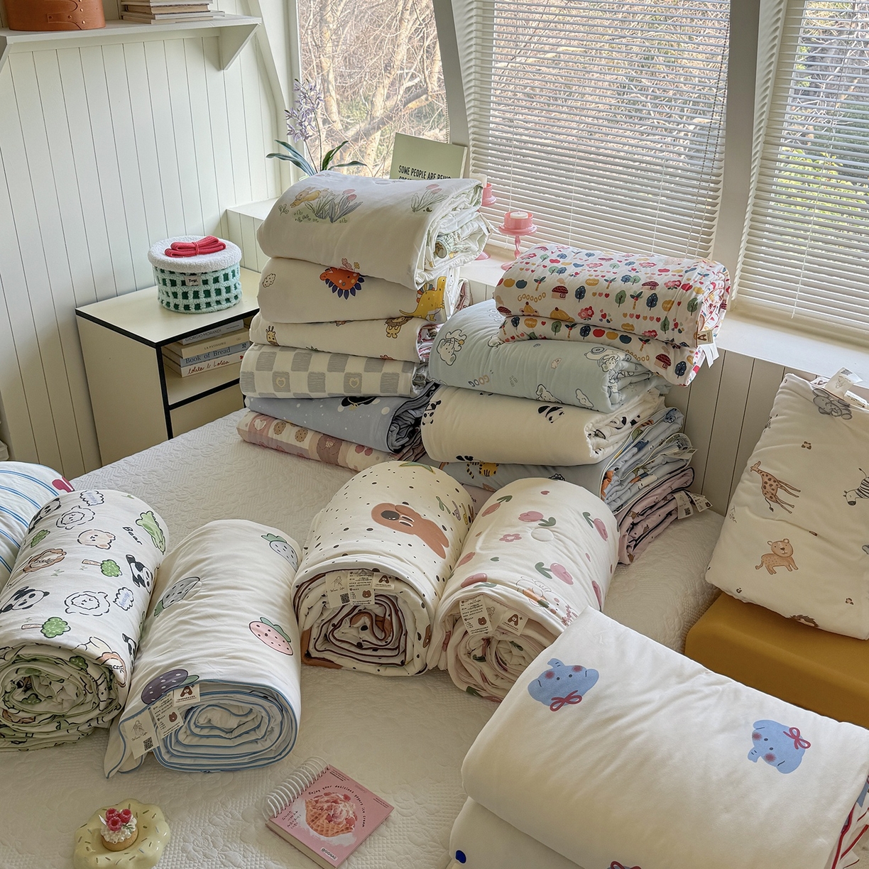 91家纺网 家纺一手货源 找家纺 咏绒家纺工厂店 厂家直销网销爆款花型永不断货2025春夏新款A类牛奶针织棉大豆夏被（长期款） 组合图仅供参考